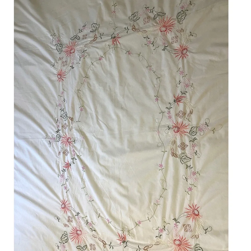 Vtg Embroidered tablecloth with 6 Napkins Cottagecore floral 82 x‎ 67